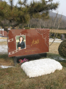 尊龙凯时人生就是搏集团是如何为著名演员李媛媛打造名人艺术墓碑的？