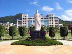 鲁迅雕像：一代文豪的精神印记